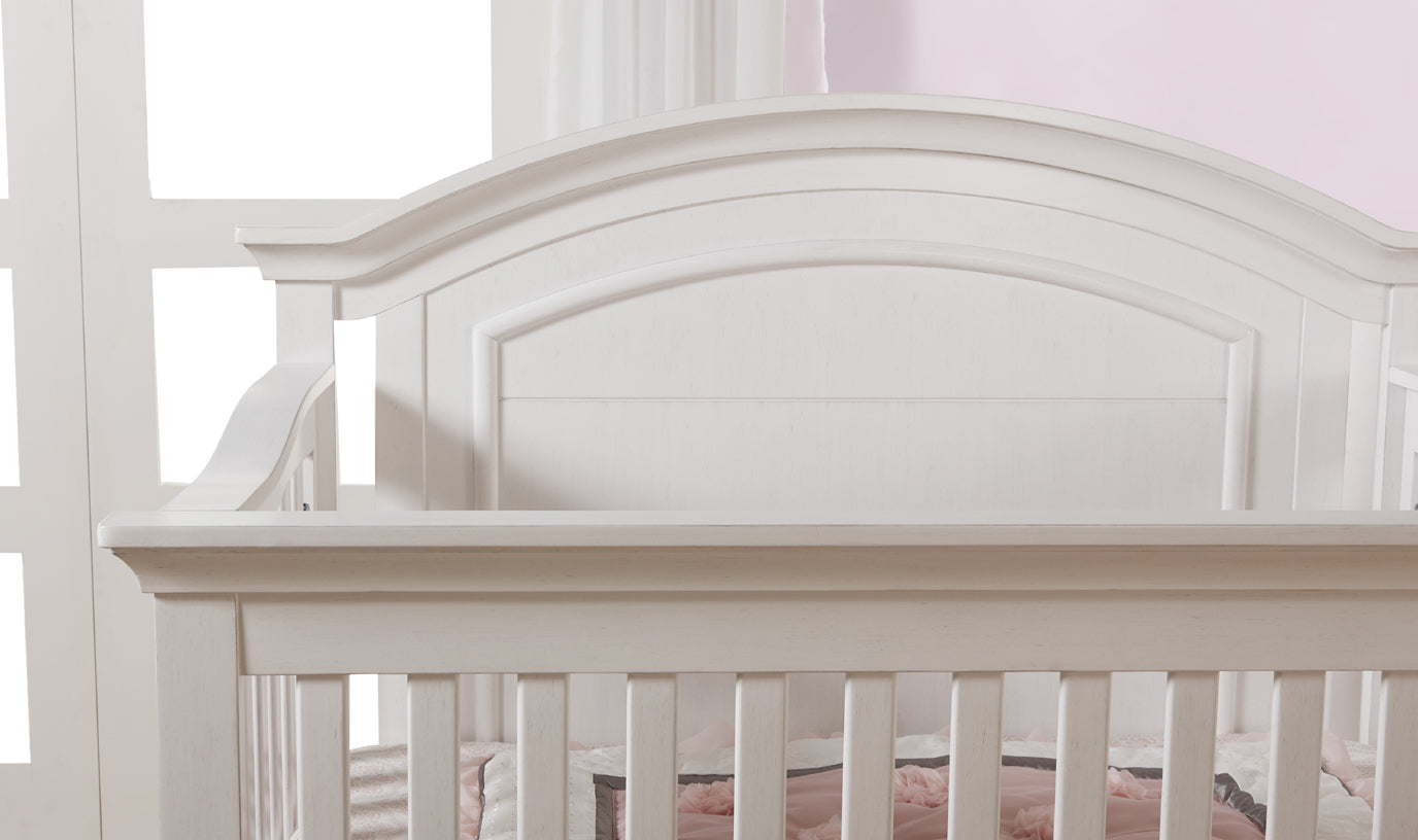 Como curved top crib in vintage white