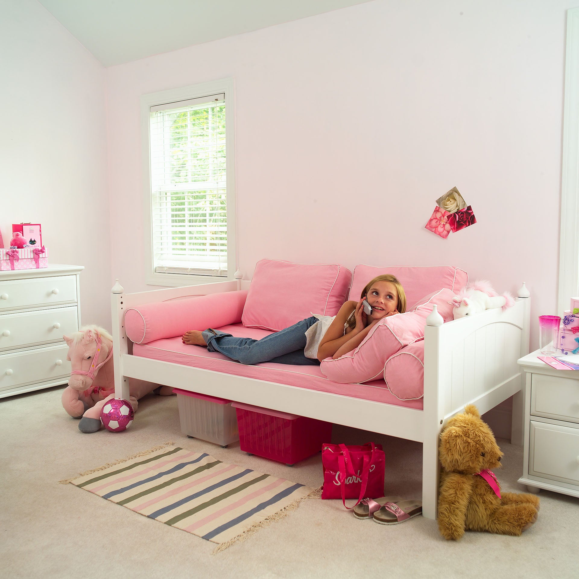 Maxtrix daybed in white, with decorative pillows & bolsters in pink